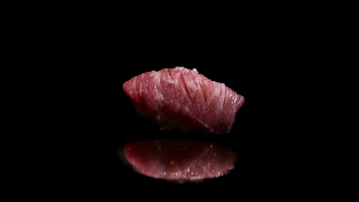 赤い魚の身をのせた握り鮨