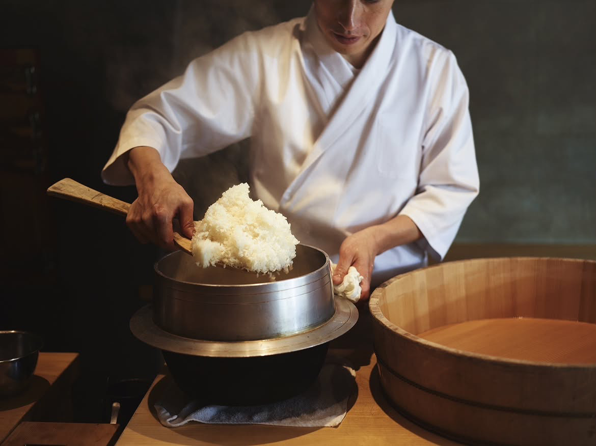 釜から木桶へご飯を移す様子